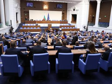 След "уйдурма", "политическа алчност" и "опорки": Първо "да" в зала за удължителния бюджет