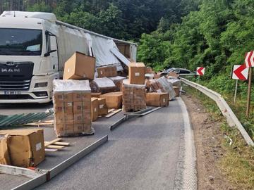 Товарът на тир се изсипа върху джип в Прохода на Републиката