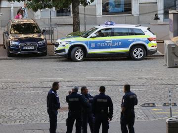 Полицай, охранявал протеста пред парламента, почина