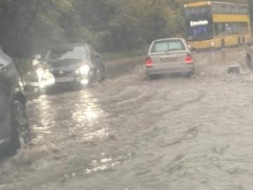 Затвориха пътя при Панчарево заради наводнения, огромна скала се срути край Самоков