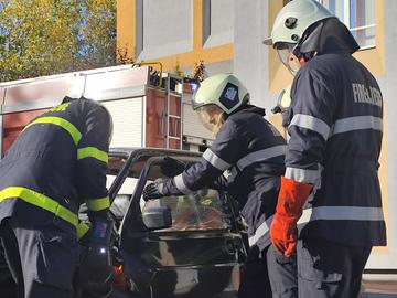 Пожарникари с демонстрация пред ученици по изваждане и спасяване на пострадал от автомобил