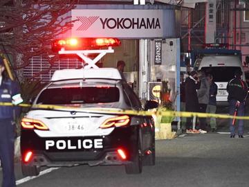 Нападател намушка и заля с белина най-малко 15 души в японски завод