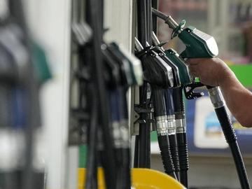 Горивата по бензиностанциите поскъпнаха с 3-4% само за месец