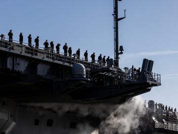 Трети американски самолетоносач вече е на позиция край Иран