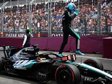 Британец спечели първия пол позишън за новия сезон, шампионът тръгва шести в Мелбърн