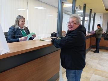 По традиция, пръв плаща данъците си журналистът Пламен Георгиев. снимка: Пресцентър на Община Шумен