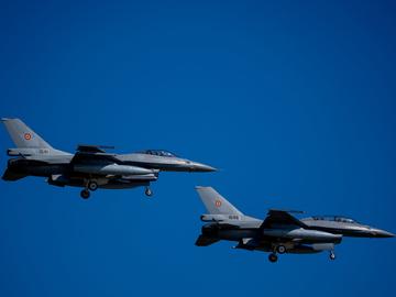 Румъния вдигна два изтребителя F-16 заради дрон край границата си