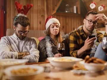 Защо социалните контакти ни изтощават