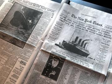 Дъската, върху която лежи Роуз в "Титаник" след потъването на кораба, бе продадена на търг