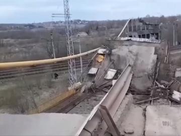 Мост в Русия се срути, докато преминават коли и камиони върху него, има загинал