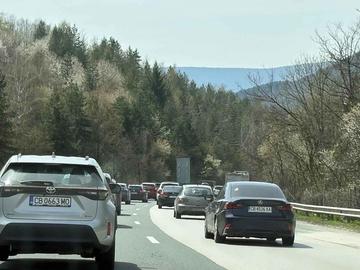 Шофьор на камион умишлено блокира АМ "Хемус" към София, образува се огромна опашка