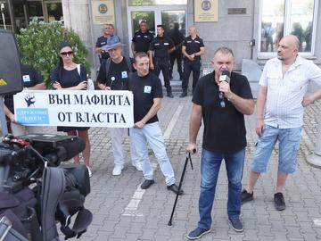 Напрежение пред КПК: Протестиращи опитаха да влязат в сградата, има арестуван