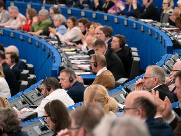 Европарламентът одобри търговското споразумение със САЩ