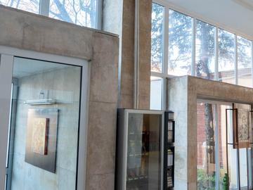 Мраморните плочи от колоните до входа ще бъдат „облечени“ с гипсокартон.