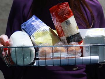 Домати, краставици и бензин рекордьори по ръст на цените в малката потребителска кошница