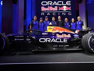 "Ред Бул" представи по впечатляващ начин болида си за новия сезон