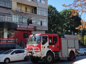 Хвърлена незагасена цигара в отдушника е верочтната причина за пожара на бул. „Велики Преслав"