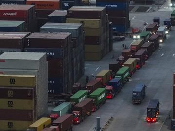 Китай отвръща на удара на САЩ, като увеличава митата до 125%