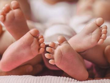 Намериха общ приемен дом за изоставените 9-месечни близнаци