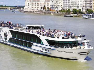 Инцидент с български круизен кораб на река Дунав в Австрия, пострадали са 17 души, от които 11 са в болница