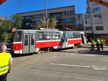 Двама бутнали спирачката на катастрофиралия трамвай през отворен прозорец