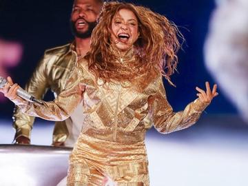 Техник загина при монтажа на сцената за Шакира