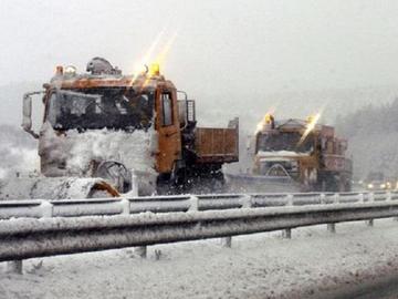 Снежни и хлъзгави пътища затрудняват движението в много райони на страната