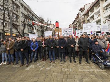 Хиляди косовски сърби протестираха срещу решението на Прищина да забрани плащанията в сръбски динари в Косово