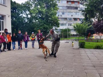 Полицаи и кучето Нерон гостуваха на НУ „Княз Борис I”