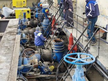 Служители на ВиК работят на терен