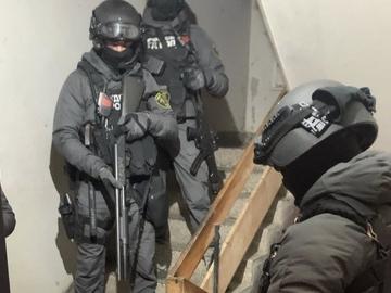 14 полицаи обезвредиха барикадирал се с майка си мъж, въоръжен с нож и чук