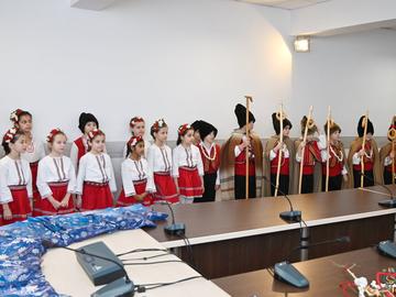 Деца от ОУ „Д-р Петър Берон“ коледуваха в Областна администрация