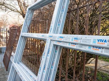 Новата дограма вече е доставена. Тя обаче не е по-висок клас от старата.