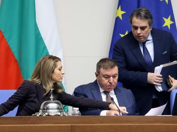 След 14-часовия маратон: Парламентът си взе почивен ден