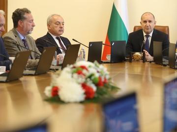 Радев: Всички военни самолети на САЩ напуснаха в срок летището в София