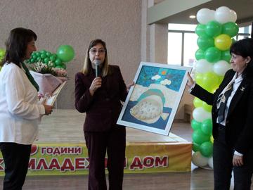 Екипът получи десетки подаръци