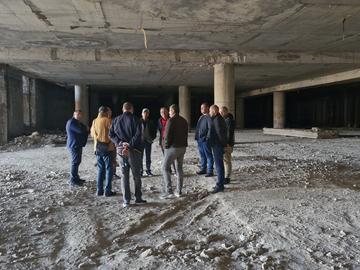 Общински съветници слязоха на оглед под площад „Освобождение“