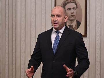 Радев връчва третия мандат на партията на Доган