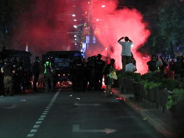 Сблъсъци, газ, полицейски палки и арести на протеста срещу властта в Белград