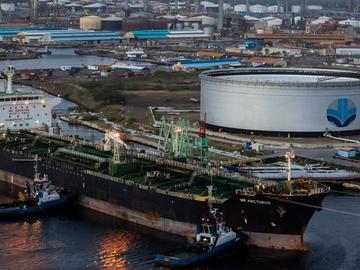 САЩ вдигнаха част от санкциите срещу държавната петролна компания на Венецуела