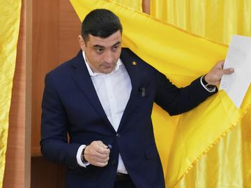 Джордже Симион води на първия тур на президентските избори в Румъния при 70 процента обработени бюлетини
