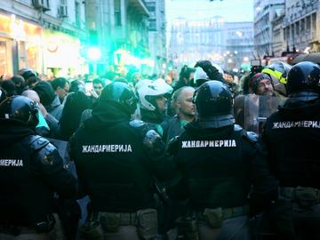 Сблъсъци с полицията в Белград след смъртта на студентка, скочила от прозореца на университета