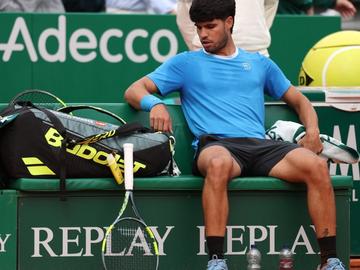 Проблем с китката принуди Карлос Алкарас да се оттегли от Барселона