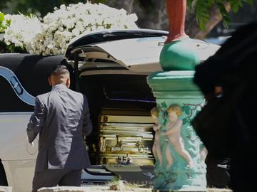 Погребаха мексиканския наркобарон Ел Менчо в златен ковчег