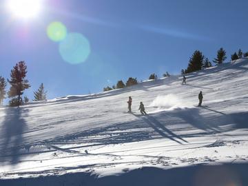 Седмица не могат да открият кой блъсна с моторна шейна дете на писта в Банско