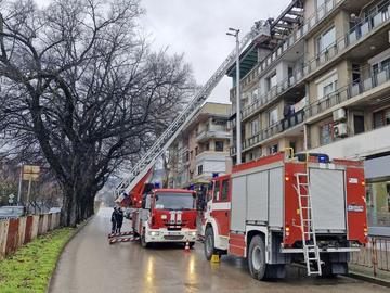 Падащи предмети от блок в Шумен вдигнаха два екипа огнеборци