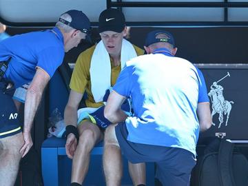 Жега и крампи едва не пречупиха Синер в Австралия, но сок от кисели краставички го спаси