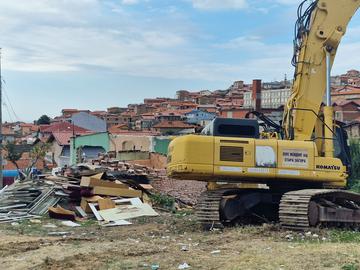 Багери влязоха в ромския квартал на Стара Загора, рушат над 100 постройки