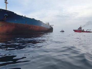 Поразен от Украйна с морски дронове санкциониран танкер е заседнал край Ахтопол