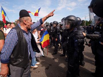 Сълзотворен газ и сблъсъци в Букурещ: Протест на овцевъди ескалира, десетки са ранени